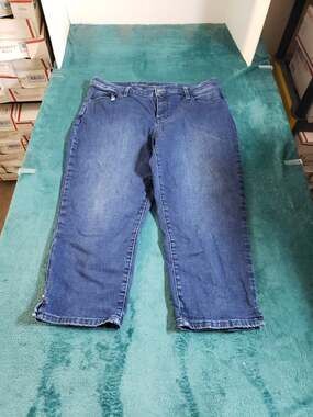 Chicos Jeans Size 1.5 US Size 10 Womens Blue Pants Mid Rise Slim Leg Capri
